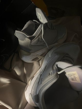 Deportivas Jordan Grises y Blancas y mas marcas