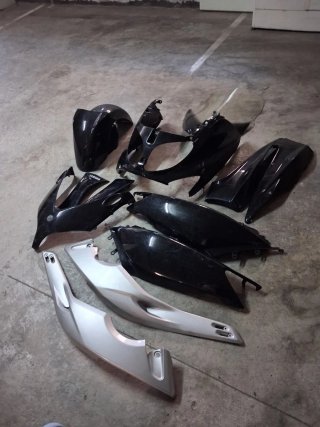 Carenado Yamaha TMAX 500 Negro tiene un trozo roto