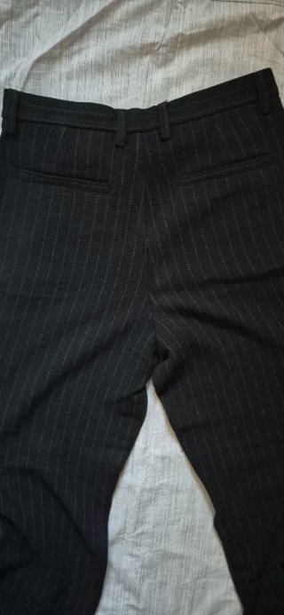 Pantalón de traje negro con rayas