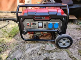 Generador eléctrico portátil rojo