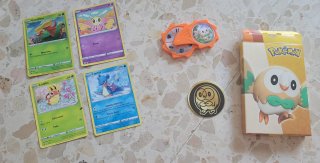 Caja con juego y cartas pokémon