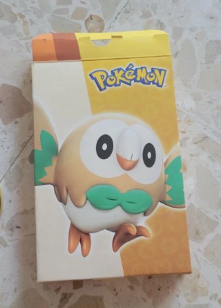 Caja con juego y cartas pokémon