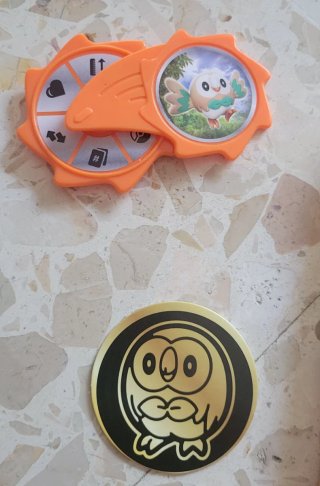 Caja con juego y cartas pokémon