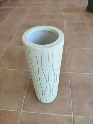 Jarrón de cerámica beige con diseño