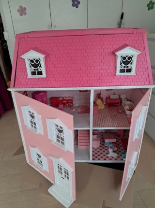 Casa de muñecas rosa