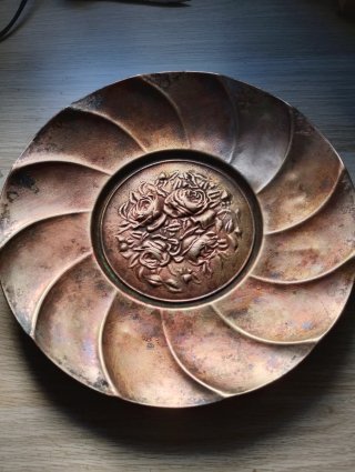 Plato decorativo cobre flores antiguo