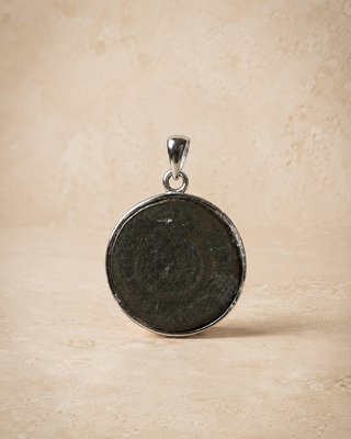 Joya de plata con moneda romana histórica siglo IV