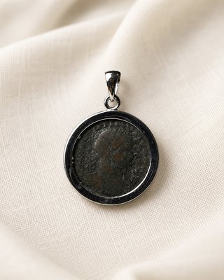 Joya de plata con moneda romana histórica siglo IV