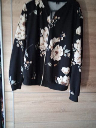 Cazadora floral negra