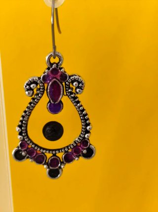 Pendientes artesanales morados y plateados