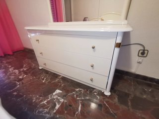 Cómoda blanca y dorada