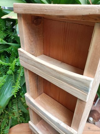 Estantería de madera reciclada