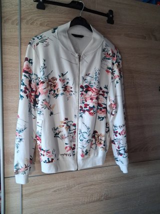 Cazadora bomber floral blanca