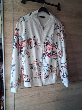 Cazadora bomber floral blanca