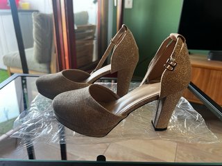 Zapatos de tacón dorados para fiesta.