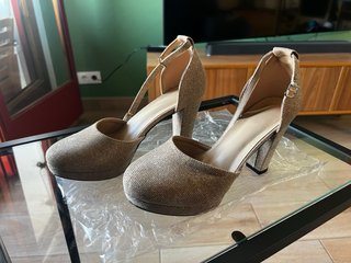 Zapatos de tacón dorados para fiesta.