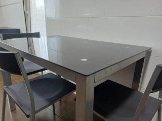 Mesa cristal negro y metal + 4 sillas