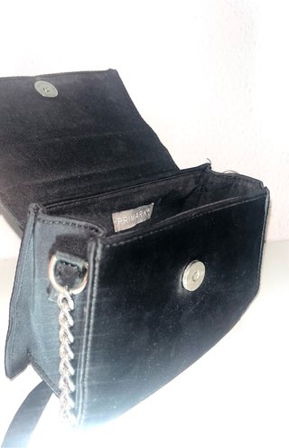 Bolso de mano negro con lazo de pedrería