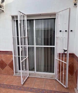 Rejas blancas de acceso con cerradura