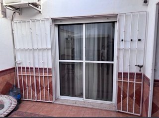 Rejas blancas de acceso con cerradura