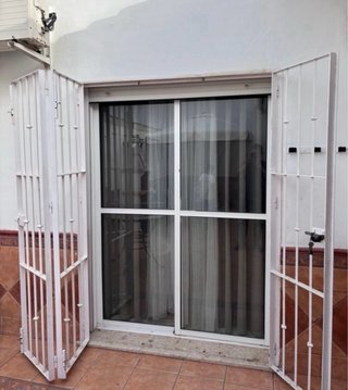 Rejas blancas de acceso con cerradura