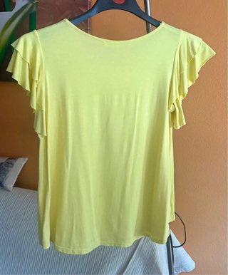 Camiseta amarilla con volantes
