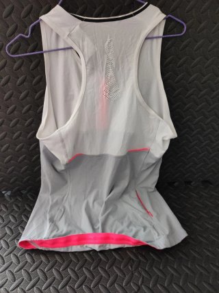 Camiseta deportiva Domyos blanca y gris