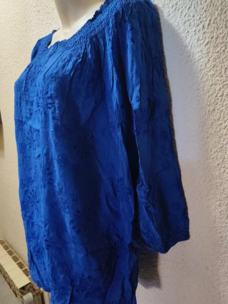 Blusa bordada azul