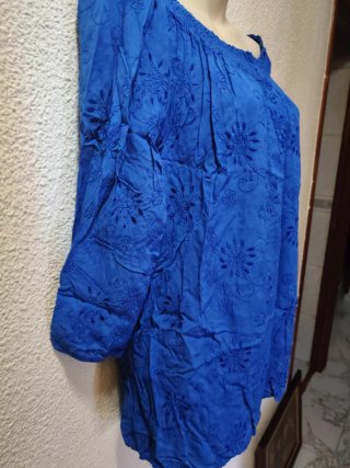 Blusa bordada azul