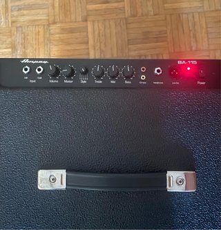 Ampeg BA-115 Amplificador Bajo con funda