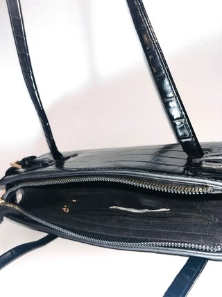 Bolso negro alargado efecto piel cocodrilo