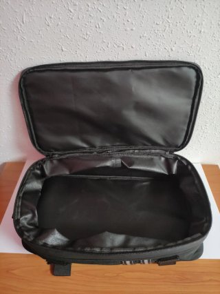 Mochila negra con cordones elásticos.