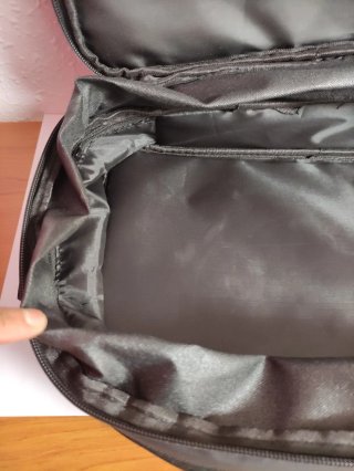 Mochila negra con cordones elásticos.