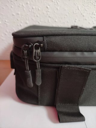 Mochila negra con cordones elásticos.