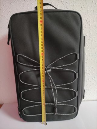 Mochila negra con cordones elásticos.