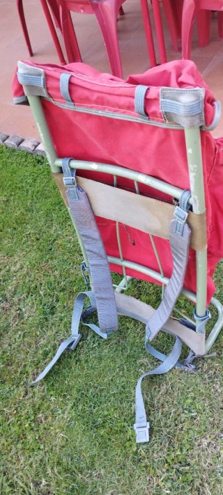 Mochila de senderismo roja y gris
