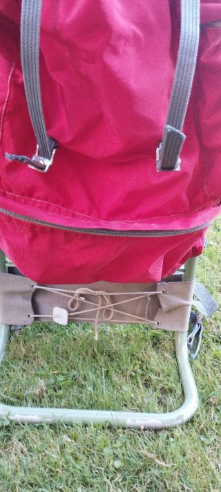 Mochila de senderismo roja y gris