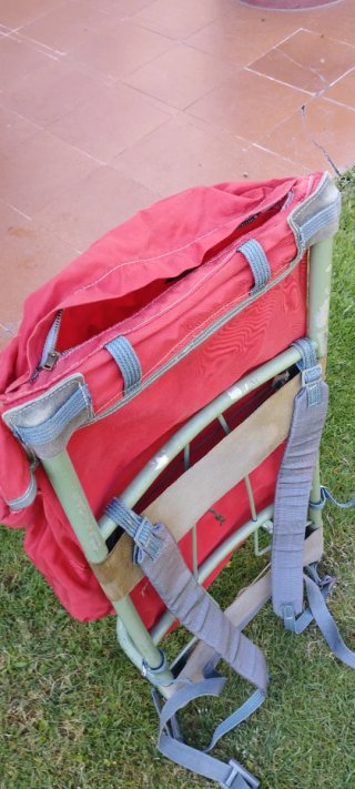 Mochila de senderismo roja y gris