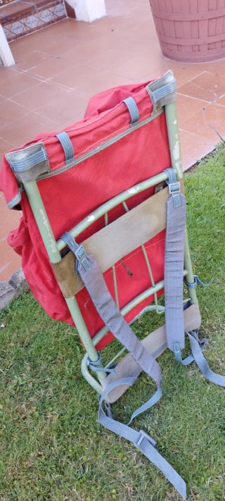 Mochila de senderismo roja y gris