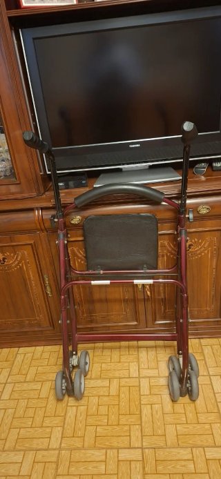 Andador para mayores con asiento y cesta