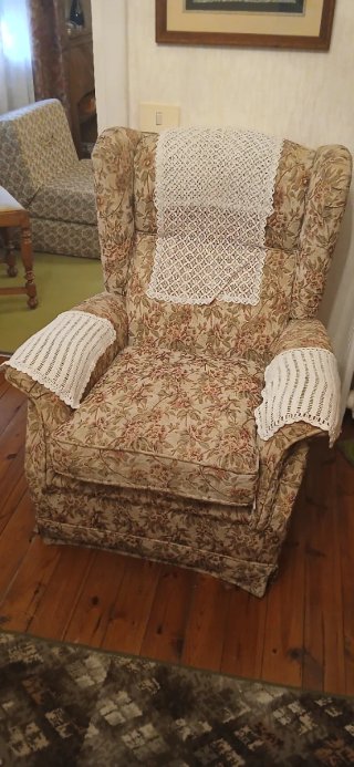 Sillón tapizado floral