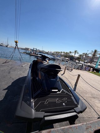 Moto de agua Yamaha FX Negra y Dorada