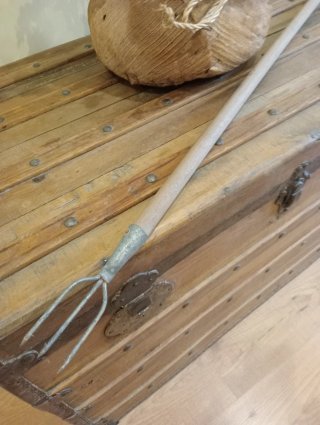 Conjunto antiguo pesca, tridente, red- palo y dos