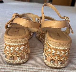 Sandalias cuña beige y marrón