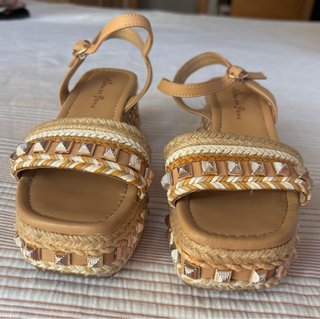 Sandalias cuña beige y marrón