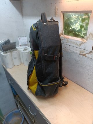Taladros, sierras y mochila de regalo