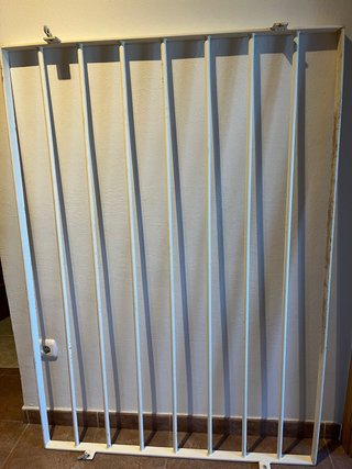 Reja de seguridad blanca, de 148cnt x 105 cnt