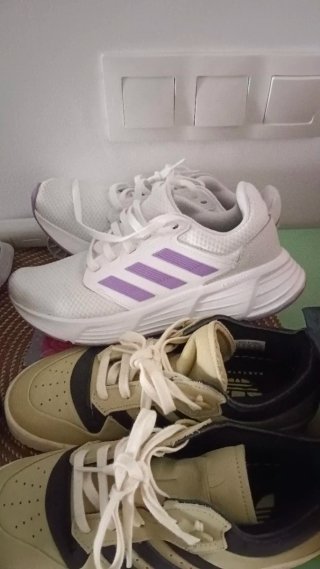 Zapatillas Adidas Blancas y Moradas