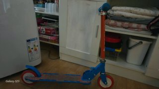 Patín infantil azul y naranja con luces