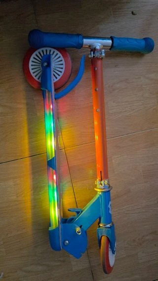 Patín infantil azul y naranja con luces